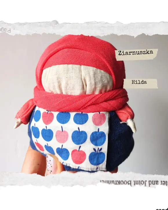 Tradycyjna Motanka, wykonana z tkaniny i wypełniona ziarnami. Ma pękaty kształt i kolorowe ubranie - chustkę na głowie, sukienkę i fartuszek. Jest jedną z największych motanek.