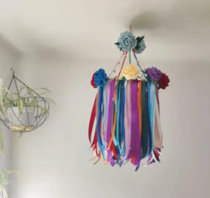 pająk dożynkowy Pająk obręczowy w kolorowymi wstążkami i papierowymi różami.