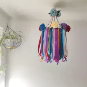 pająk obręczowy z kolorowymi wstążkami i różami z krepiny