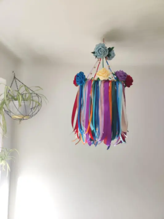 pająk obręczowy z kolorowymi wstążkami i różami z krepiny