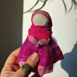 Podróżka. Lalka Mocy wykonana z tkaniny różowej i lnu