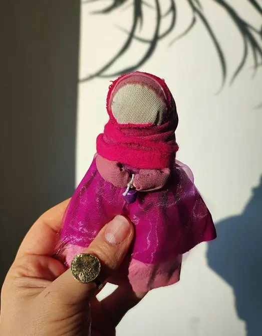 Podróżka. Lalka Mocy wykonana z tkaniny różowej i lnu