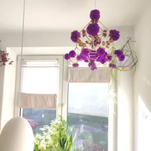 Fioletowo- złoty pająk krystaliczny wykonany z papieru, bibuły i słomy