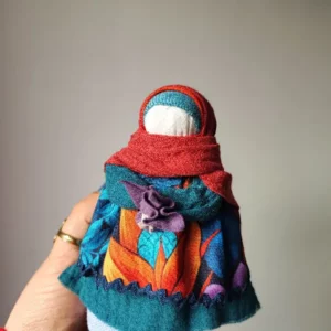 Podróżka czyli malutka Lalka Mocy, zamotana ręcznie z kawałków tkanin i nici