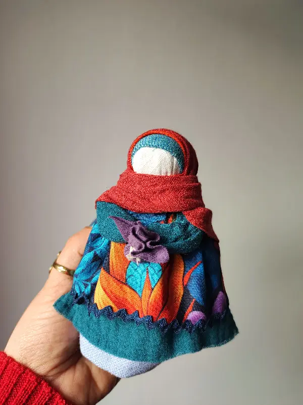 Podróżka czyli malutka Lalka Mocy, zamotana ręcznie z kawałków tkanin i nici