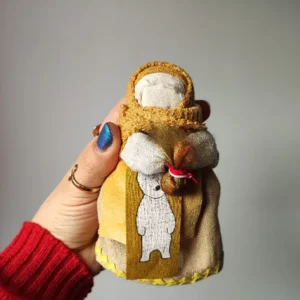 Podóżka, Lalka Mocy, zamotana z żółtych tkanin z białym niedźwiedziem na fartuszku