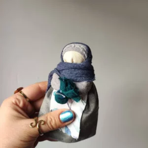 Motanka zamotana z szarych tkanin. Ręcznie wykonana Lalka Mocy