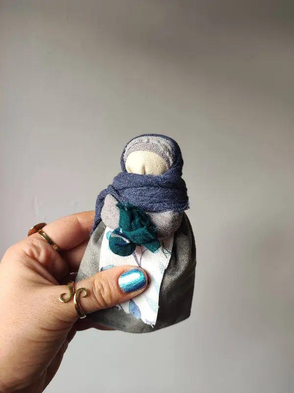 Motanka zamotana z szarych tkanin. Ręcznie wykonana Lalka Mocy
