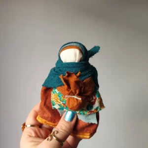 Motanka zamotana ręcznie z kawałków tkanin i nici.