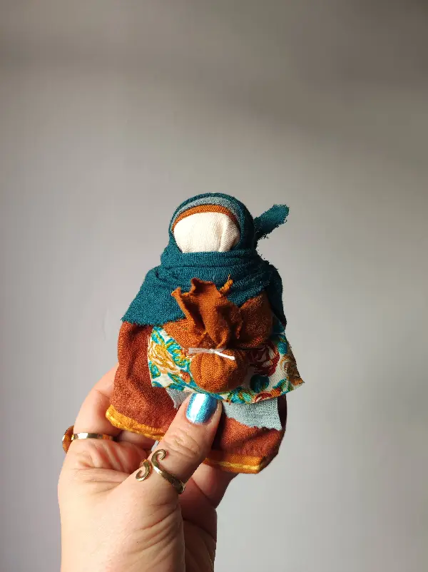 Motanka zamotana ręcznie z kawałków tkanin i nici.