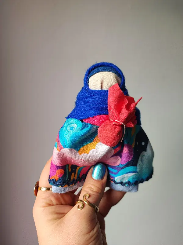 Podróżka czyli mała laleczka wykonana z kawałków tkanin i nici