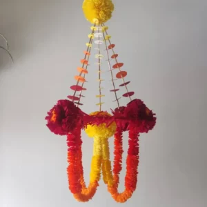 Pająk obręczowy z kalinkami w kolorze, czerwonym, pomarańczowym i żółtym.