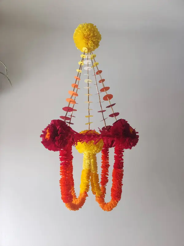 Pająk obręczowy z kalinkami w kolorze, czerwonym, pomarańczowym i żółtym.