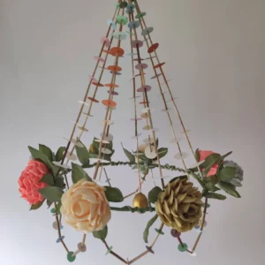 Pająk obręczowy wykonany na obręczy metalowej, ozdobiony kurpiowskimi różami z krepiny, kolorowych papierów, słomek oraz z powieszonym w centrum złotą pisanką.