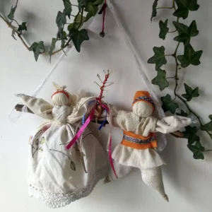 Motanka wykonana na jednej gałązce. Lalki wykonane z materiałów i nici.