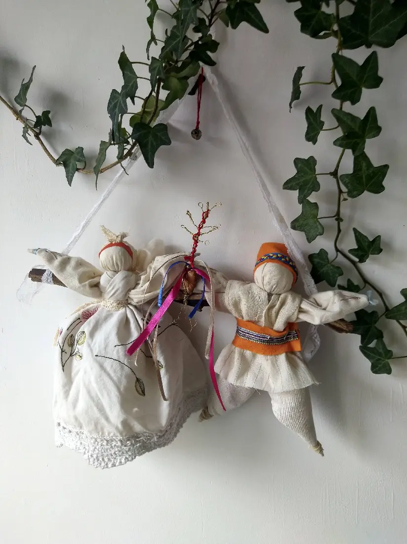 Motanka wykonana na jednej gałązce. Lalki wykonane z materiałów i nici.