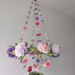 Pająk obręczowy, kwiatowy. Róże z krepiny, kolory fiolet, róż i biały.