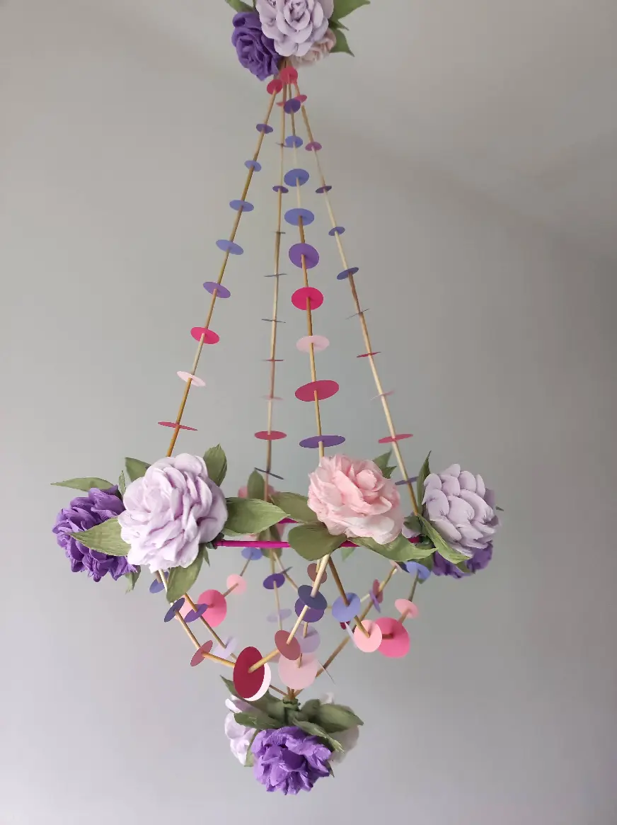 Pająk obręczowy, kwiatowy. Róże z krepiny, kolory fiolet, róż i biały.