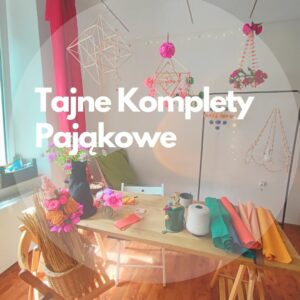 Pracownia z dużym drewnianym stołem z bibułami do wykonywania pająków