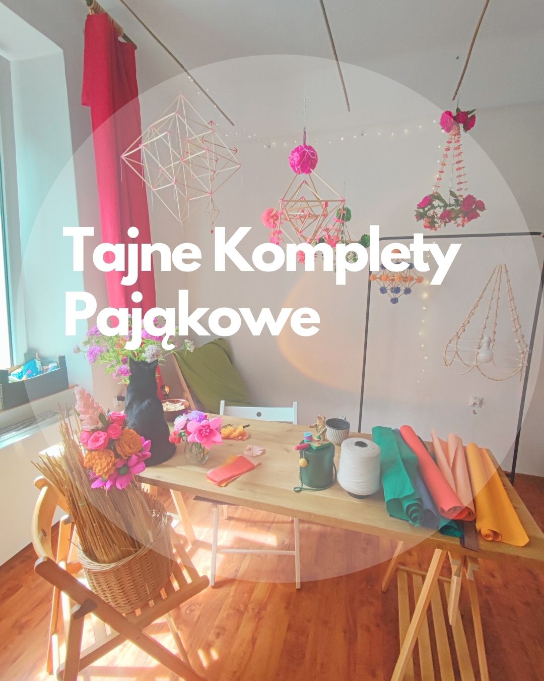 Pracownia z dużym drewnianym stołem z bibułami do wykonywania pająków