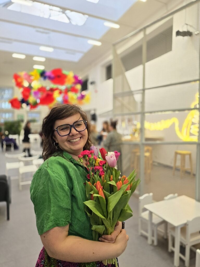 Kasia Dorota z bukietem tulipanów na tle kwietnego pająka w Artzonie